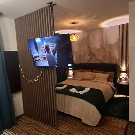 The Alpine Emerald Elegant In בנסקו