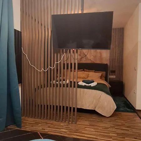 The Alpine Emerald Elegant In בנסקו