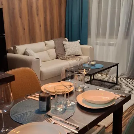 The Alpine Emerald Elegant In דירה *