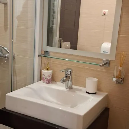 The Alpine Emerald Elegant In Lägenhet